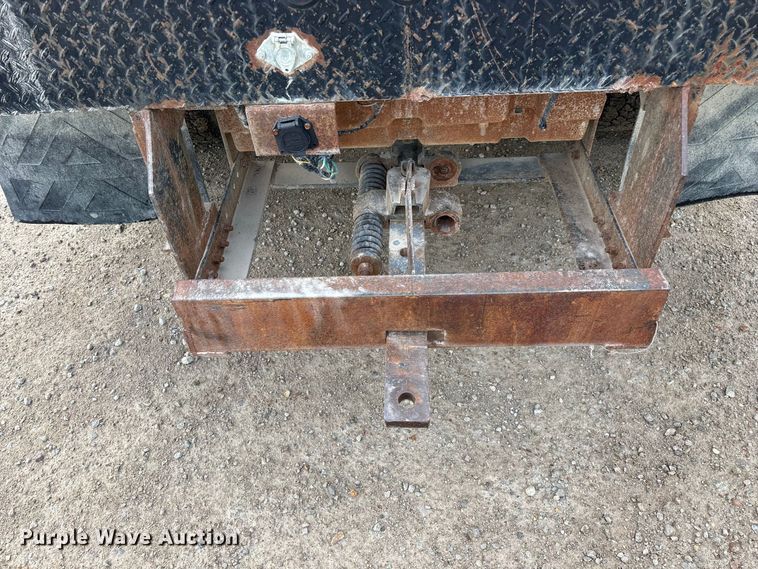 image for item FG0726 2004 Ford F350 flatbed pickup truck