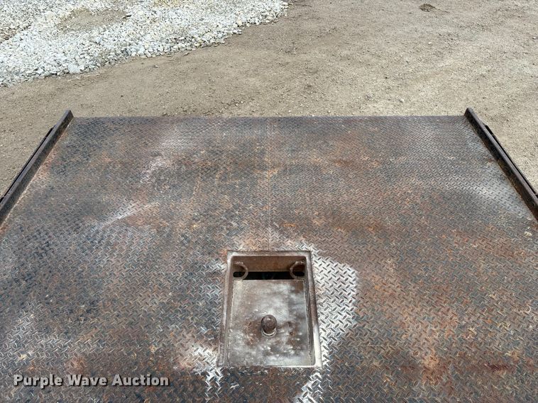 image for item FG0726 2004 Ford F350 flatbed pickup truck