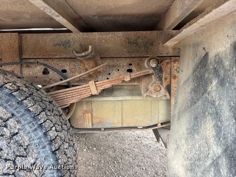 image for item FG0726 2004 Ford F350 flatbed pickup truck