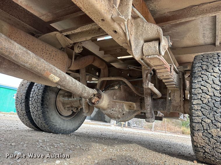 image for item FG0726 2004 Ford F350 flatbed pickup truck