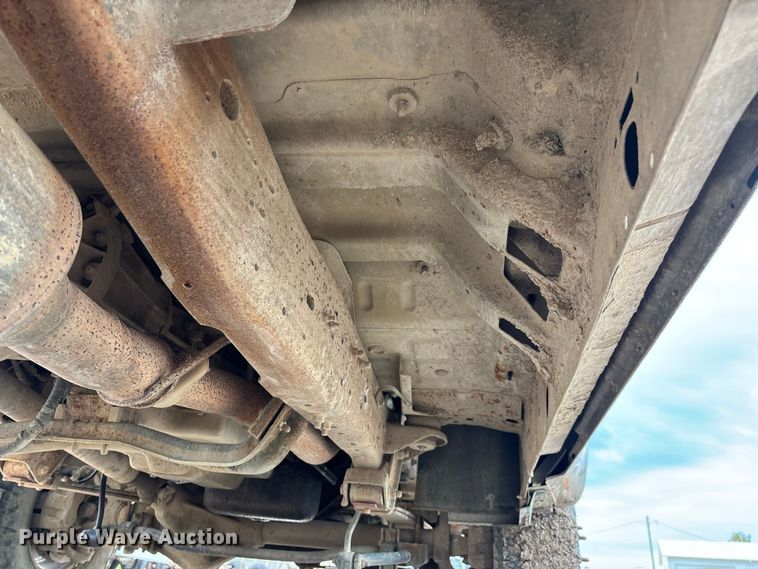image for item FG0726 2004 Ford F350 flatbed pickup truck