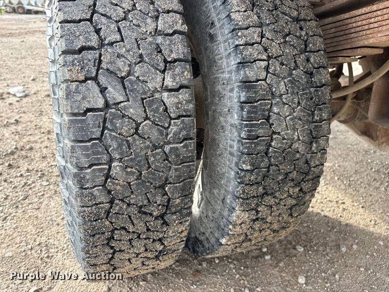 image for item FG0726 2004 Ford F350 flatbed pickup truck