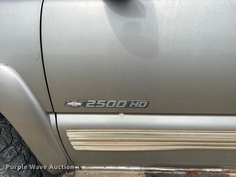 image for item FG0736 2001 Chevrolet Silverado 2500HD Ext. Cab pickup truck