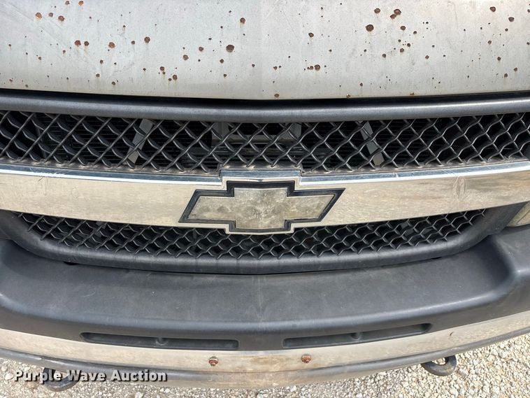 image for item FG0736 2001 Chevrolet Silverado 2500HD Ext. Cab pickup truck