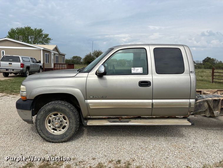 image for item FG0736 2001 Chevrolet Silverado 2500HD Ext. Cab pickup truck