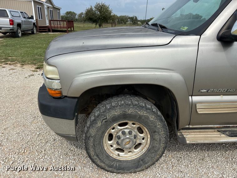 image for item FG0736 2001 Chevrolet Silverado 2500HD Ext. Cab pickup truck