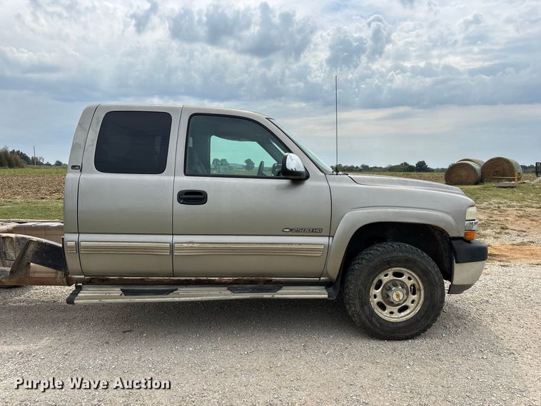 image for item FG0736 2001 Chevrolet Silverado 2500HD Ext. Cab pickup truck