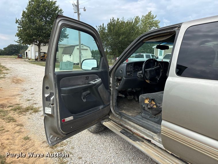 image for item FG0736 2001 Chevrolet Silverado 2500HD Ext. Cab pickup truck