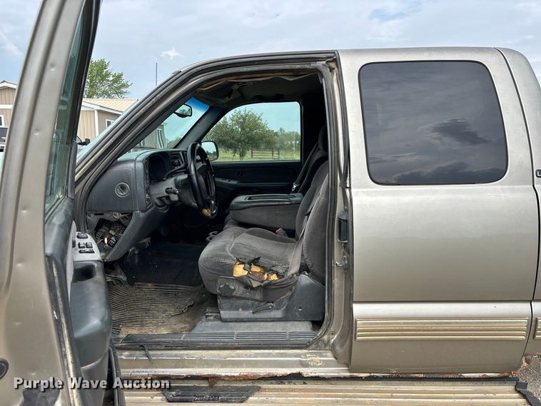 image for item FG0736 2001 Chevrolet Silverado 2500HD Ext. Cab pickup truck