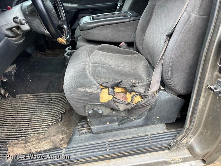 image for item FG0736 2001 Chevrolet Silverado 2500HD Ext. Cab pickup truck
