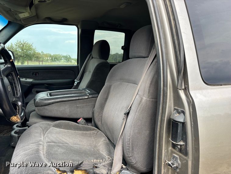 image for item FG0736 2001 Chevrolet Silverado 2500HD Ext. Cab pickup truck