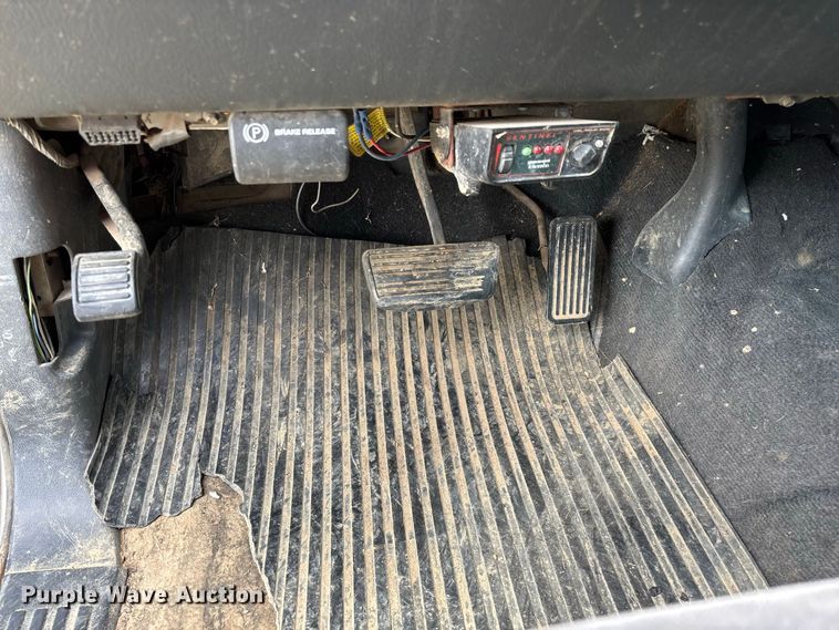 image for item FG0736 2001 Chevrolet Silverado 2500HD Ext. Cab pickup truck