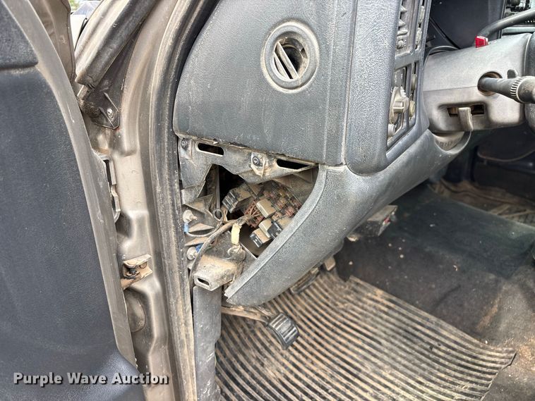 image for item FG0736 2001 Chevrolet Silverado 2500HD Ext. Cab pickup truck