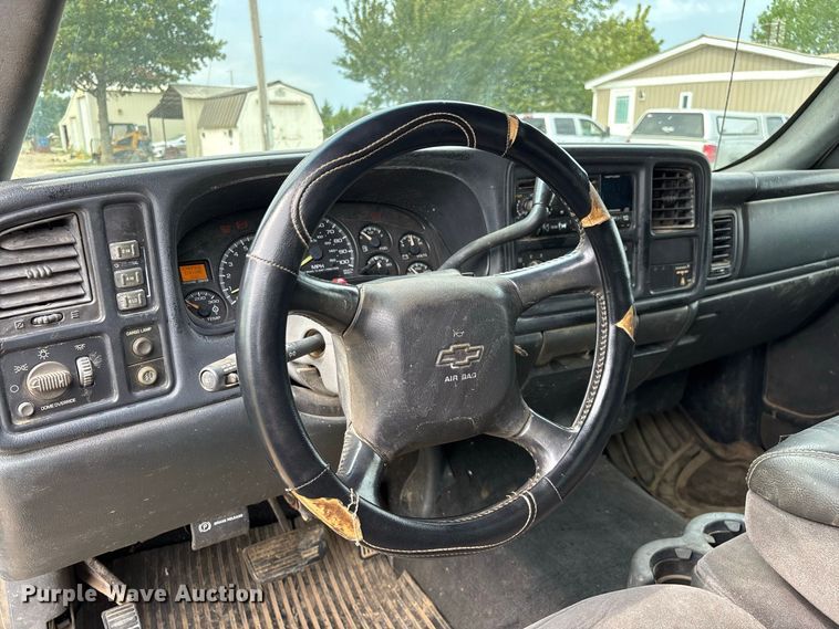 image for item FG0736 2001 Chevrolet Silverado 2500HD Ext. Cab pickup truck
