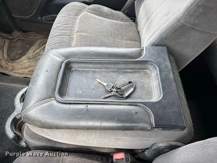 image for item FG0736 2001 Chevrolet Silverado 2500HD Ext. Cab pickup truck