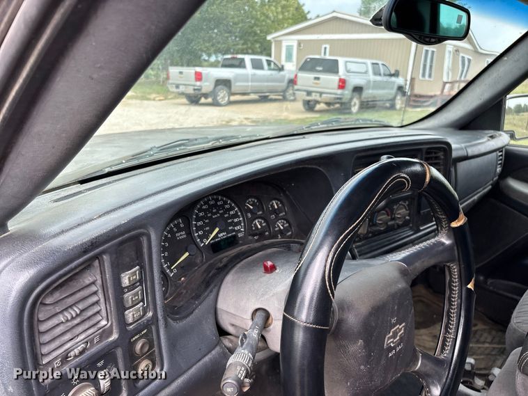image for item FG0736 2001 Chevrolet Silverado 2500HD Ext. Cab pickup truck