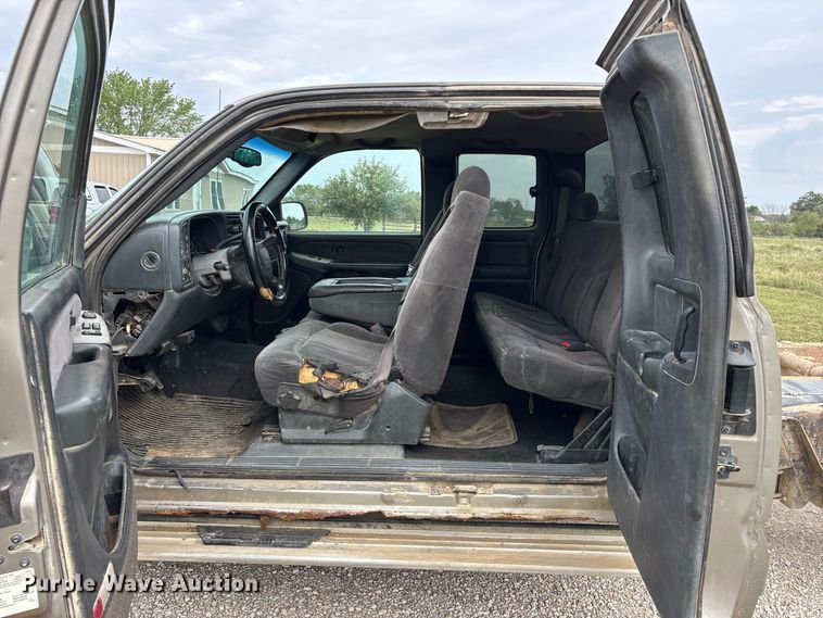 image for item FG0736 2001 Chevrolet Silverado 2500HD Ext. Cab pickup truck