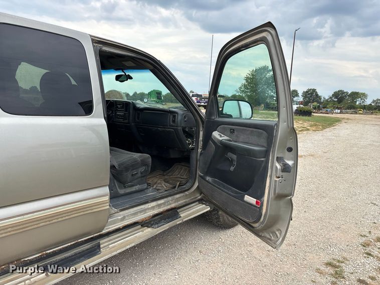 image for item FG0736 2001 Chevrolet Silverado 2500HD Ext. Cab pickup truck