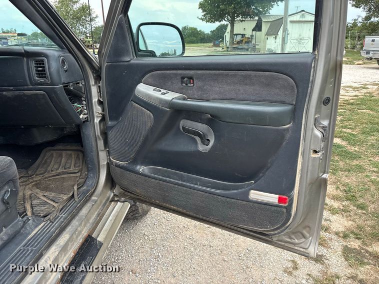 image for item FG0736 2001 Chevrolet Silverado 2500HD Ext. Cab pickup truck