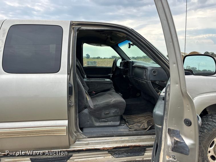 image for item FG0736 2001 Chevrolet Silverado 2500HD Ext. Cab pickup truck