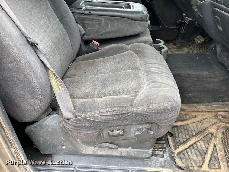 image for item FG0736 2001 Chevrolet Silverado 2500HD Ext. Cab pickup truck
