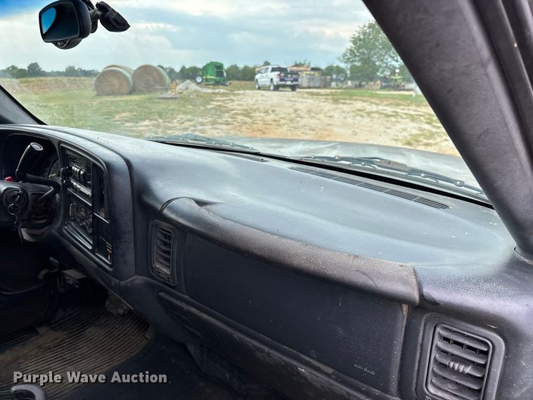image for item FG0736 2001 Chevrolet Silverado 2500HD Ext. Cab pickup truck