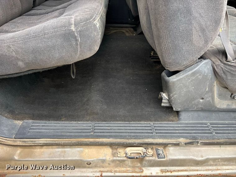 image for item FG0736 2001 Chevrolet Silverado 2500HD Ext. Cab pickup truck