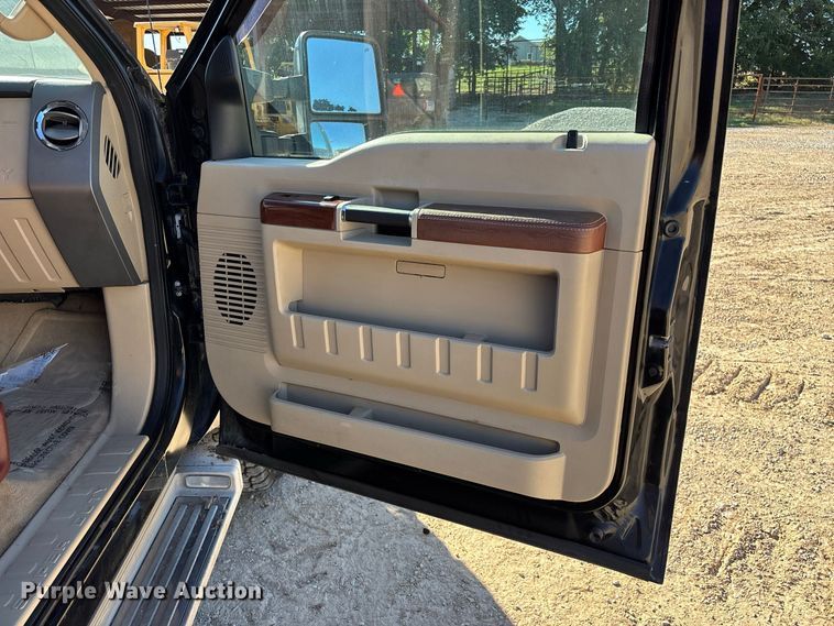 image for item FG0766 2010 Ford F250 Super Duty King Ranch Crew Cab pickup truck
