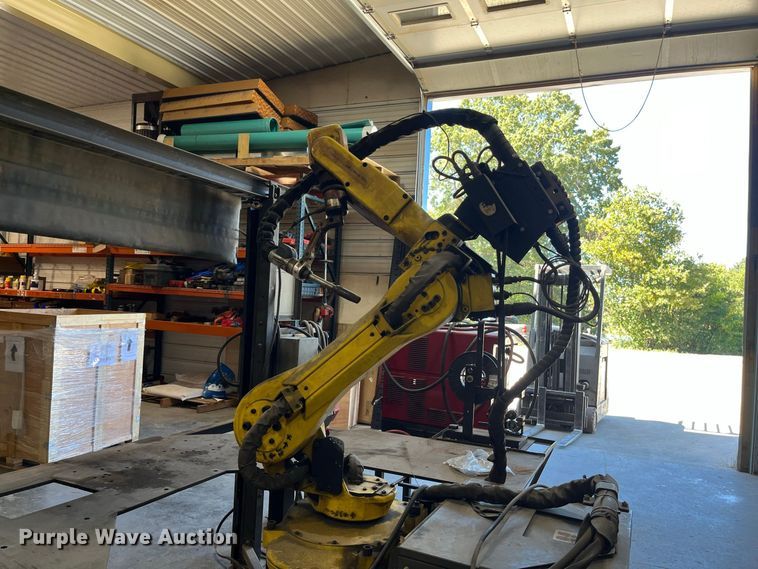 image for item FG0768 Fanuc Robot Arc Mate 100 i robotic welder