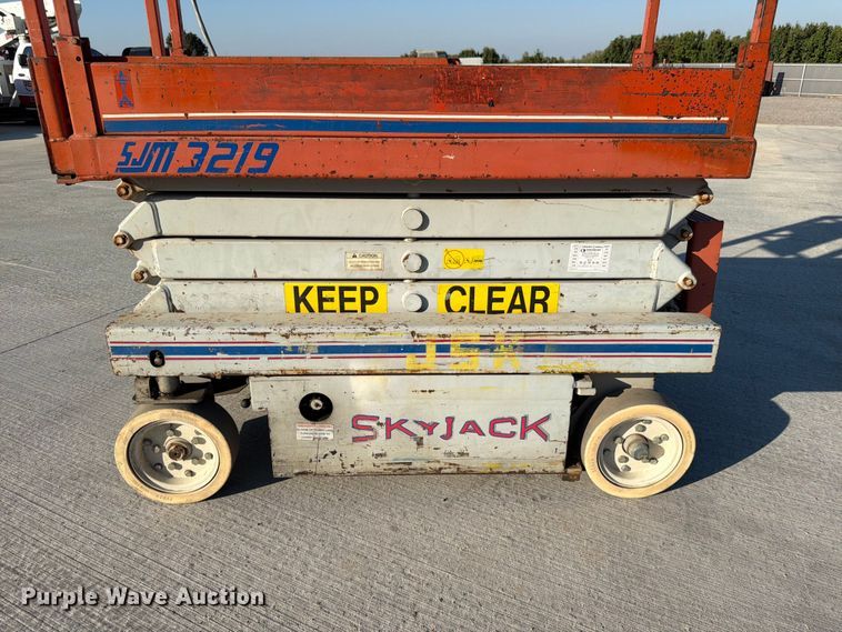 image for item FG0786 1997 Skyjack SJM 3219 scissor lift