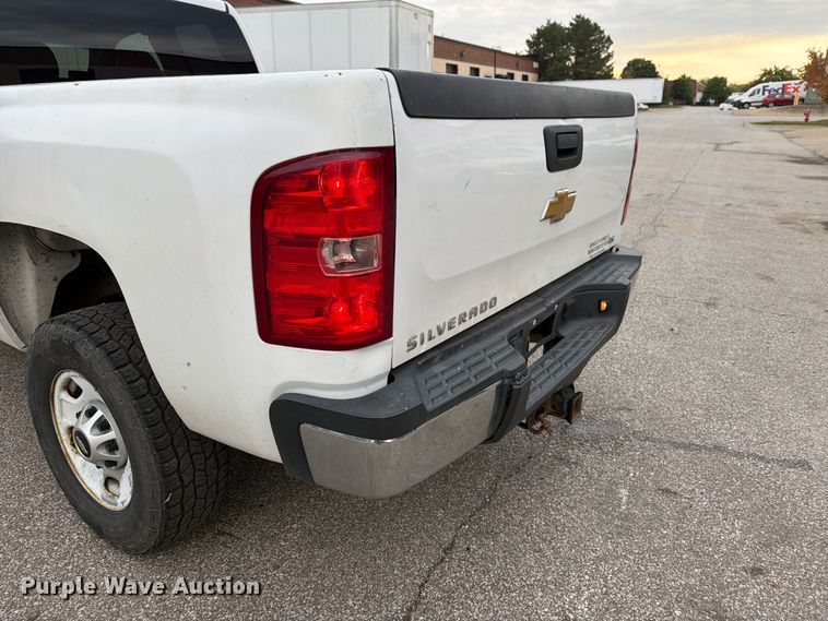 image for item FG3032 2013 Chevrolet Silverado 2500HD Ext. Cab pickup truck