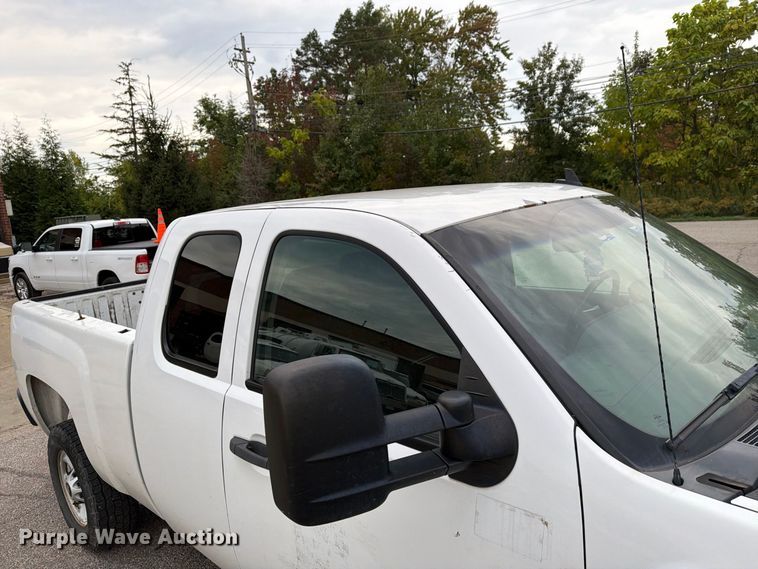 image for item FG3032 2013 Chevrolet Silverado 2500HD Ext. Cab pickup truck