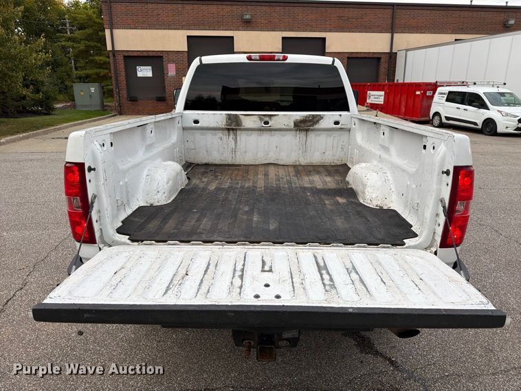 image for item FG3032 2013 Chevrolet Silverado 2500HD Ext. Cab pickup truck