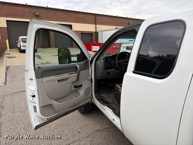 image for item FG3032 2013 Chevrolet Silverado 2500HD Ext. Cab pickup truck