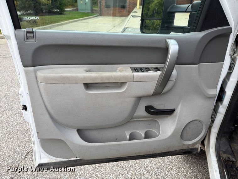 image for item FG3032 2013 Chevrolet Silverado 2500HD Ext. Cab pickup truck