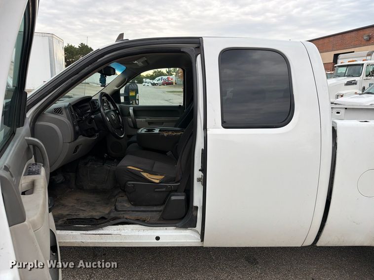 image for item FG3032 2013 Chevrolet Silverado 2500HD Ext. Cab pickup truck