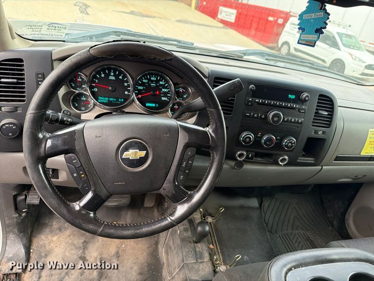 image for item FG3032 2013 Chevrolet Silverado 2500HD Ext. Cab pickup truck