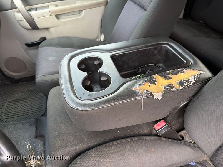 image for item FG3032 2013 Chevrolet Silverado 2500HD Ext. Cab pickup truck