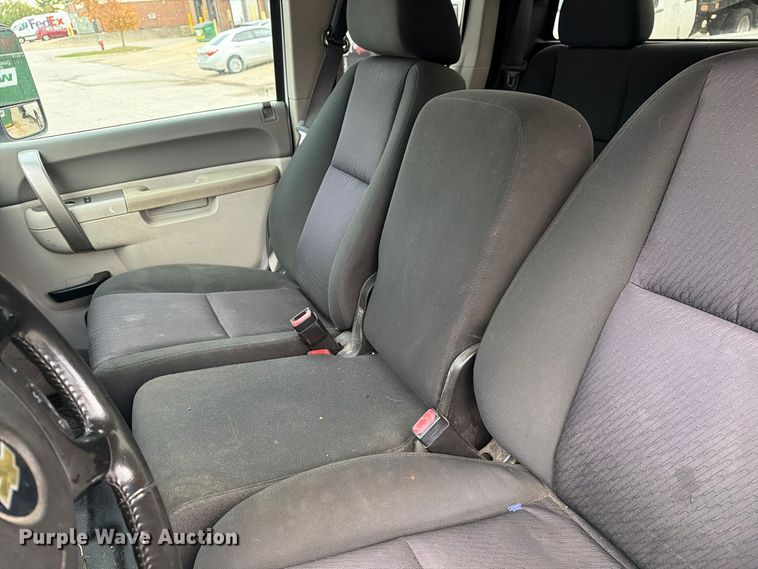 image for item FG3032 2013 Chevrolet Silverado 2500HD Ext. Cab pickup truck