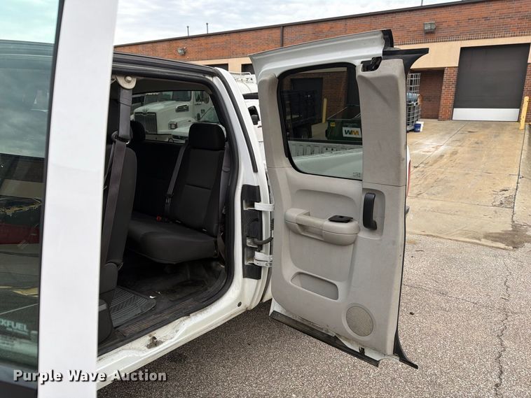 image for item FG3032 2013 Chevrolet Silverado 2500HD Ext. Cab pickup truck