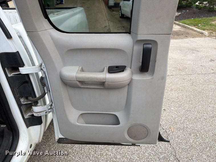 image for item FG3032 2013 Chevrolet Silverado 2500HD Ext. Cab pickup truck