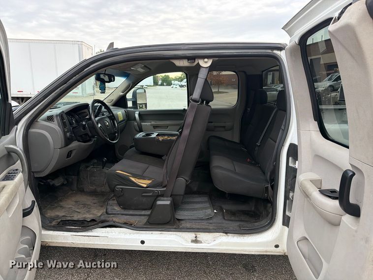image for item FG3032 2013 Chevrolet Silverado 2500HD Ext. Cab pickup truck