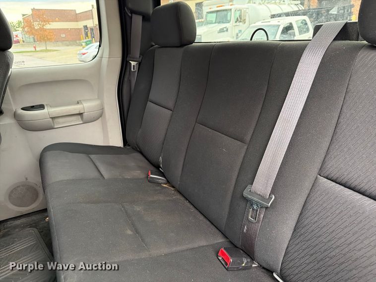 image for item FG3032 2013 Chevrolet Silverado 2500HD Ext. Cab pickup truck