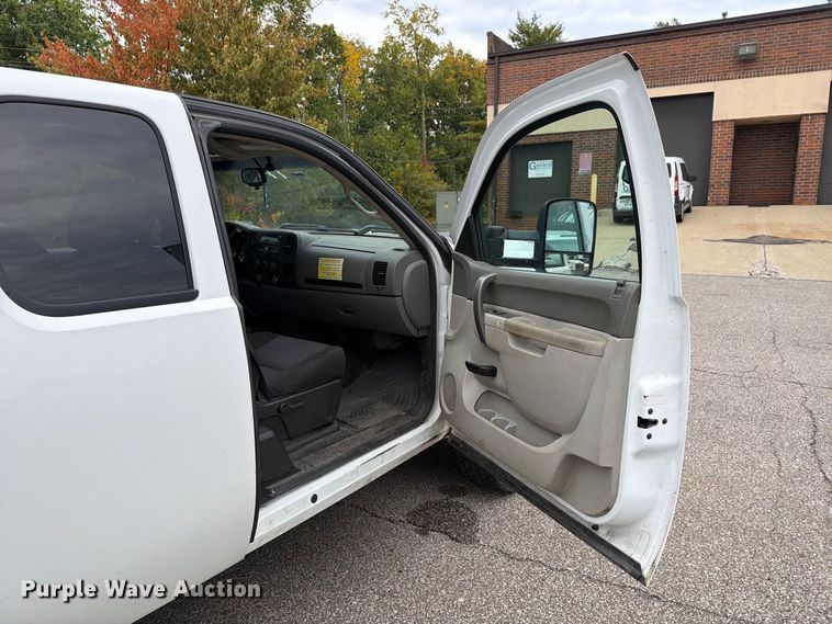 image for item FG3032 2013 Chevrolet Silverado 2500HD Ext. Cab pickup truck