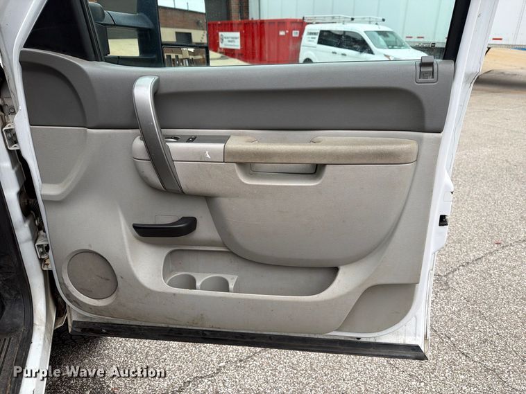 image for item FG3032 2013 Chevrolet Silverado 2500HD Ext. Cab pickup truck