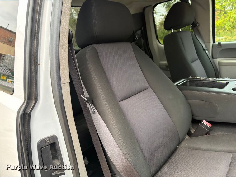 image for item FG3032 2013 Chevrolet Silverado 2500HD Ext. Cab pickup truck