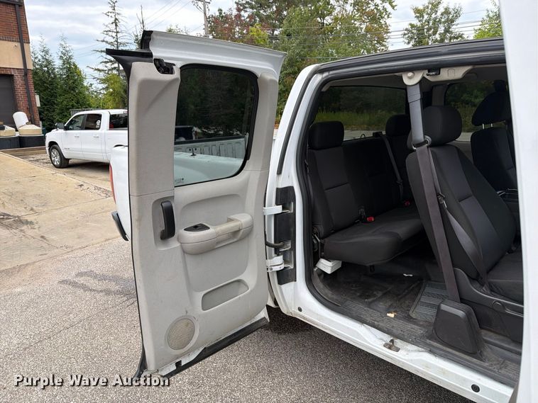 image for item FG3032 2013 Chevrolet Silverado 2500HD Ext. Cab pickup truck