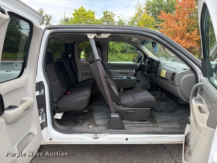 image for item FG3032 2013 Chevrolet Silverado 2500HD Ext. Cab pickup truck