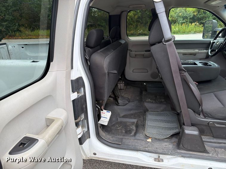 image for item FG3032 2013 Chevrolet Silverado 2500HD Ext. Cab pickup truck