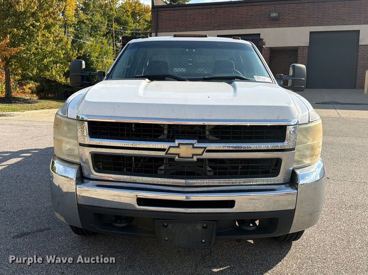 image for item FG3033 2010 Chevrolet Silverado 3500HD Crew Cab flatbed pickup truck